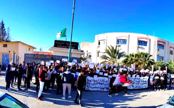 En colère contre la suspension des cours de soutien : Des élèves tiennent un sit-in de protestation à Biskra